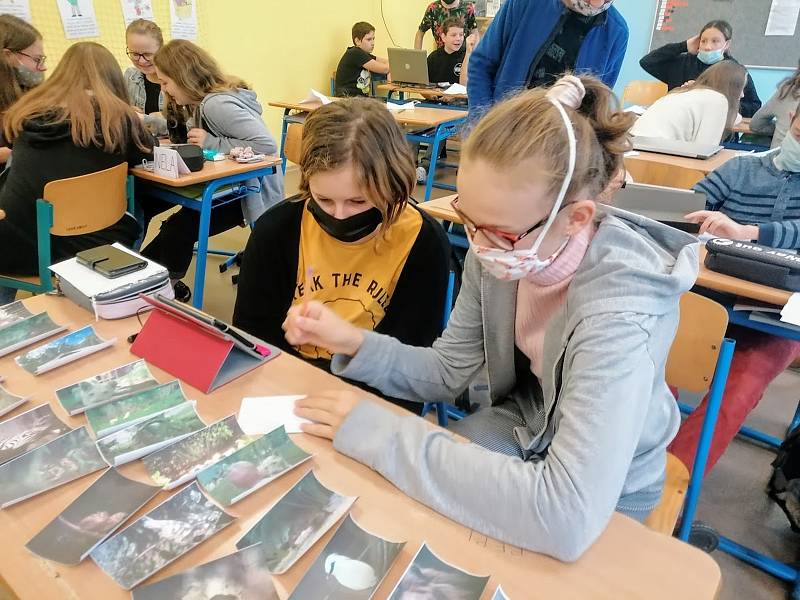 Školáci z Ratíškovic si díky projektovému dni vyzkoušeli práci novináře i tiskové mluvčí.