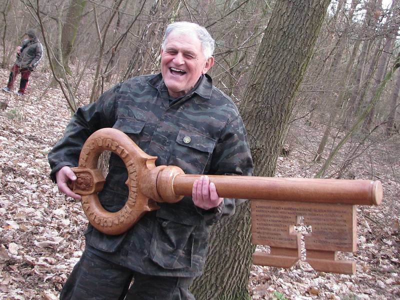 Obrovským dřevěným klíček odemkli ratíškovičtí houbaři les a zrovna se vydali za úlovkem.