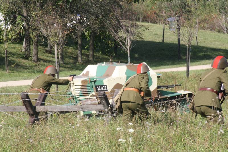 Vojenský den ve strážnickém skanzenu byl i s dobovou módní přehlídkou.