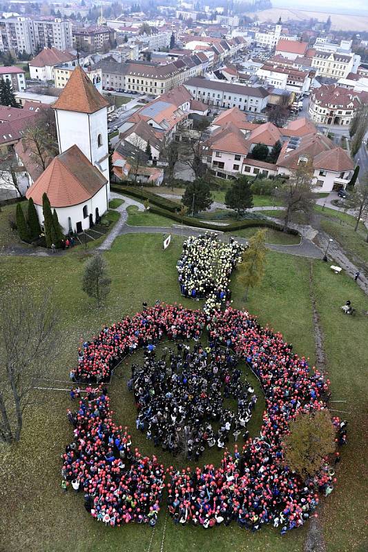 Z téměř dvou tisíc nafukovacích balonků vytvořili žáci a studenti kyjovských škol za pomoci veřejnosti živý vlčí mák, kterým uctili válečné vetrány.