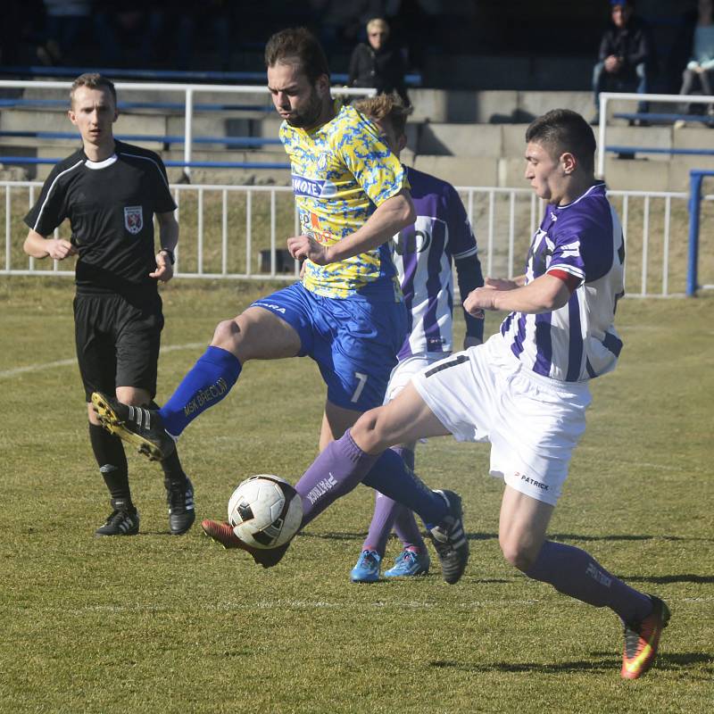 Hodonínští fotbalisté (v bílofialových dresech) zvládli přechod na přírodní trávu, když na hřišti Slovanu v Břeclavi porazili divizního rivala přesvědčivě 4:1.