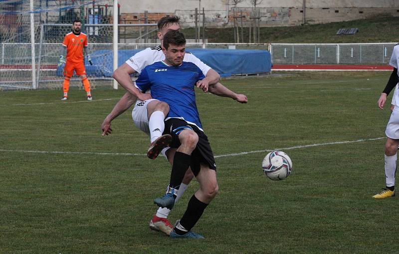 Fotbalisté Kyjova (modré dresy) na úvod jara podlehli Velkým Bílovicím 0:3.