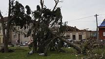 Odklízení škod napáchaných tornádem v Moravské Nové Vsi na Břeclavsku. 25. června 2021