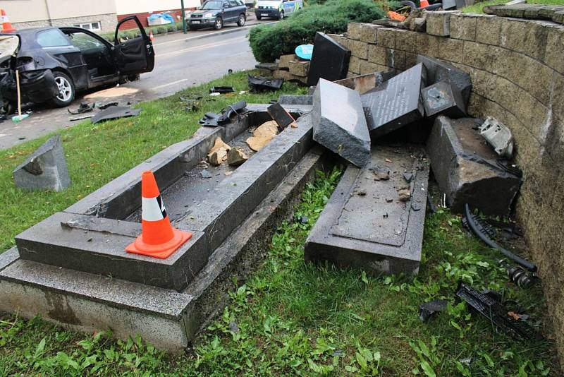 Při havárii u ratíškovického kostela se zranil řidič a padl pomník obětem druhé světové války.