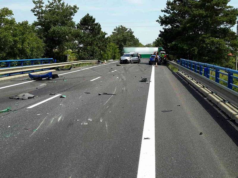 Osobní auta jedoucí na Hodonín zpomalovala v důsledku tvořící se kolony. Jako poslední jel kamion s cisternou. Jeho řidič nedodržel bezpečnou vzdálenost, nedobrzdil a do těch čtyř aut postupně narazil a posouval je přes sebou.