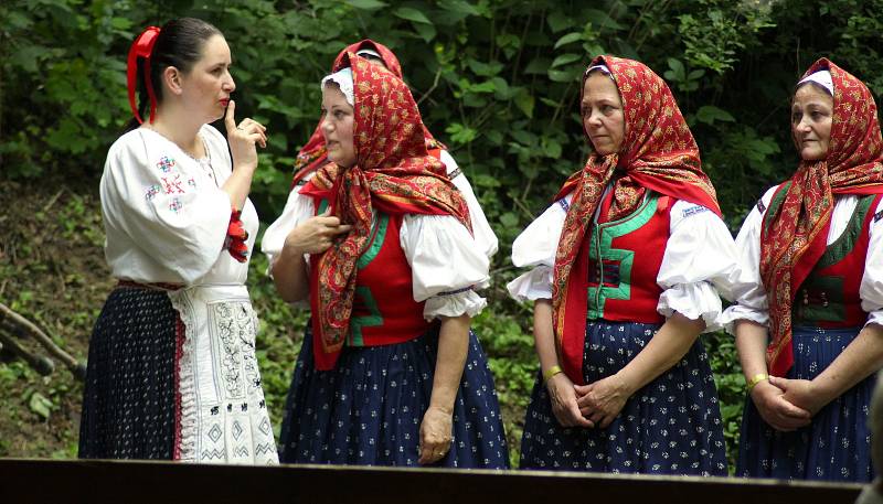 Šestnáctý ročník folklorního festivalu Senioři v petrovských Plžích. V hlavním pořadu nazvaném Senioři jak víno vystoupily soubory z Moravy i Slovenska.