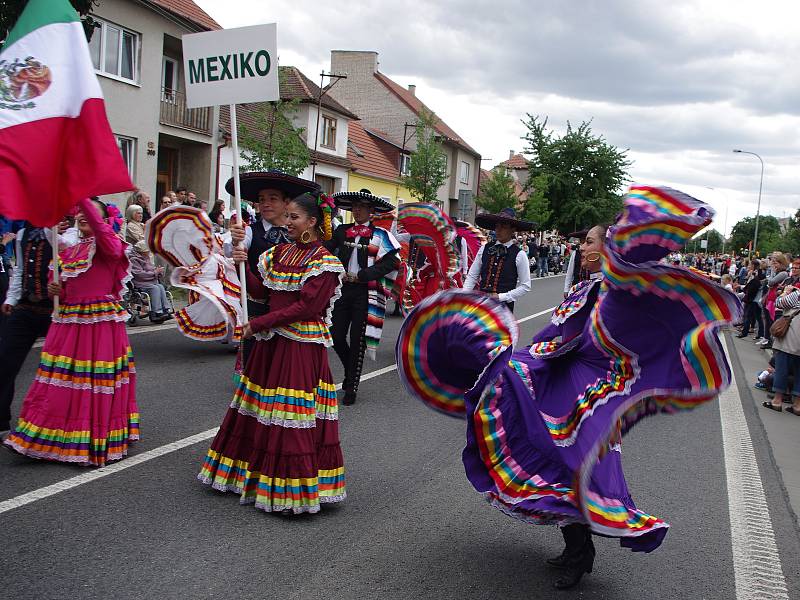 Strážnice o víkendu žila třiasedmdesátým folklorním festivalem. Diváci tleskali i barevné podívané, kterou předváděli hosté z Mexika.