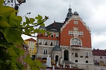 Masarykovo náměstí v Hodoníně s radnicí.