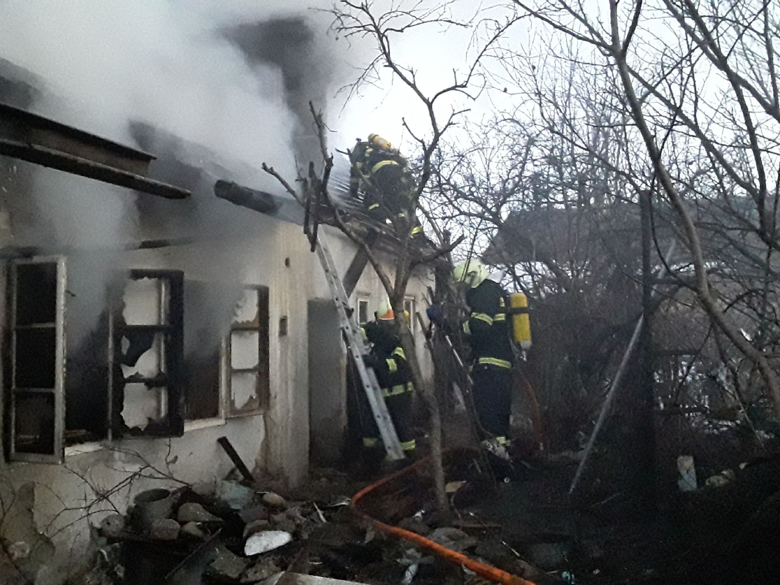 Závada na elektrospotřebiči: hasiči už vědí, proč hořel dům ve Strážnici -  Hodonínský deník