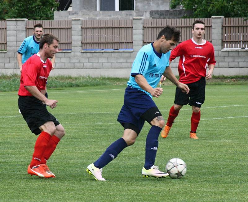 Fotbalisté Milotic ( v modrých dresech) po divoké domácí remíze 5:5 se Strážnicí potvrdili postup do vyšší krajské soutěže.