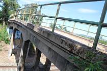 Prvorepublikový most přes železniční trať z Veselí nad Moravou do slovenských Vrbovců se dočká obnovy.