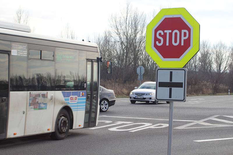 Situace na pánovské křižovatce tři týdny před začátkem chystané přestavby na okružní.