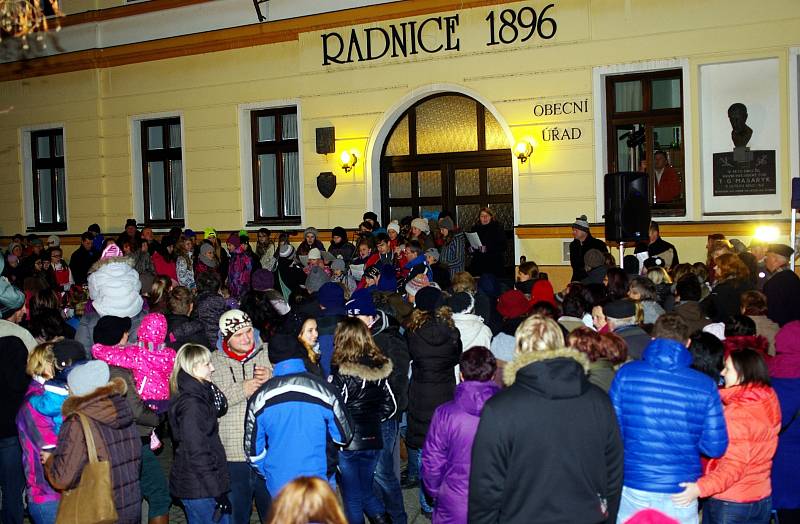 Asi nejvíce zpívajících na Hodonínsku, přibližně tři stovky, přišlo před radnici v Mutěnicích. Kromě malého jarmarku mohli příchozí sledovat slavnostní rozsvícení vánočního stromu. 