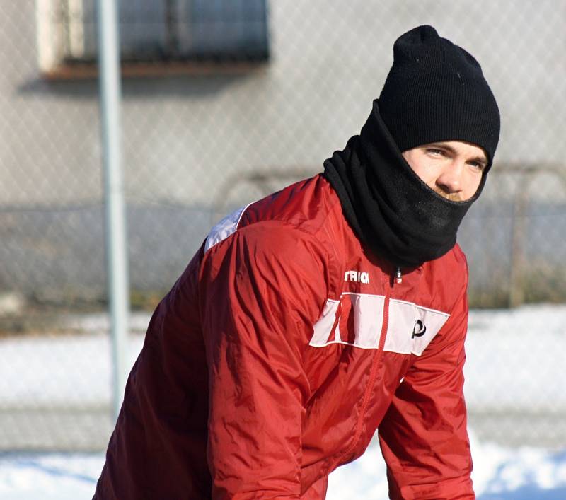 Fotbalisté divizního Hodonína v sobotu dopoledne absolvovali první letošní trénink. Do třeskutého mrazu kromě známých tváří vyběhl také Radek Sasín. Bývalý hráč Slovácka a Břeclavi, který naposledy působil v Hlučíně, je první posilou ambiciózního celku.