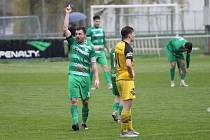 Fotbalisté Bzence (v zeleném) porazili v derby Strání 4:0.