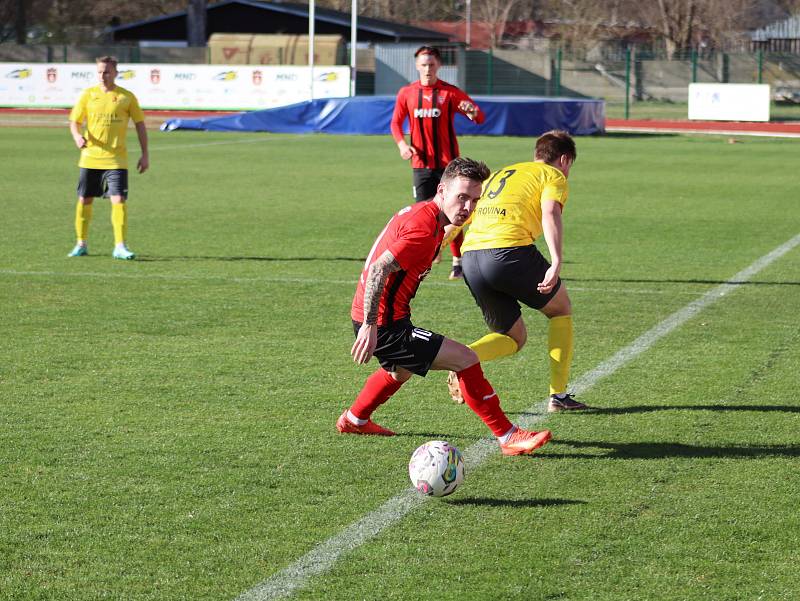 Fotbalisté Hodonína (červeno-černé dresy) ve 21. kole MSFL doma zdolali vedoucí Kroměříž 1:0. Foto: pro Deník/Jaroslav Kolísek