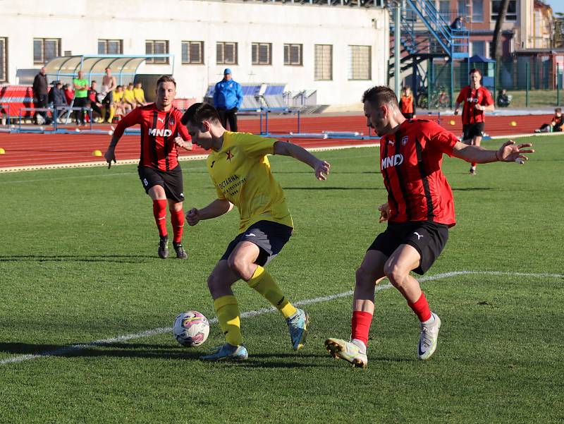 Fotbalisté Hodonína (červeno-černé dresy) ve 21. kole MSFL doma zdolali vedoucí Kroměříž 1:0. Foto: pro Deník/Jaroslav Kolísek