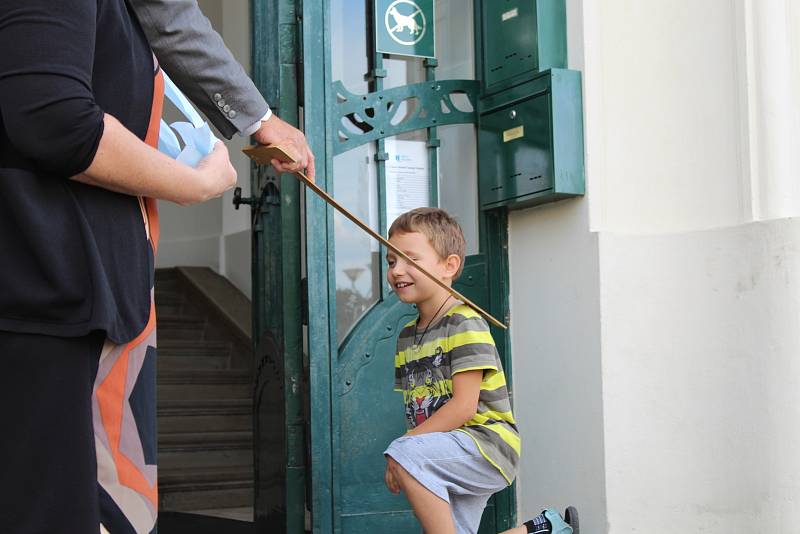 Místostarosta Jiří Janda pasoval před hodonínskou radnicí letošní prvňáčky