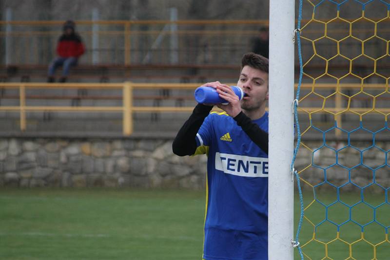 Fotbalisté Ratíškovic (v modrých dresech) prohráli s lídrem soutěže 1:5.