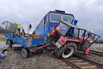 Kvůli technické závadě zůstal traktor na kolejích v Mikulčicích, vjel do něj vlak.