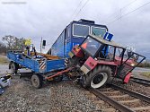 Kvůli technické závadě zůstal traktor na kolejích v Mikulčicích, vjel do něj vlak.