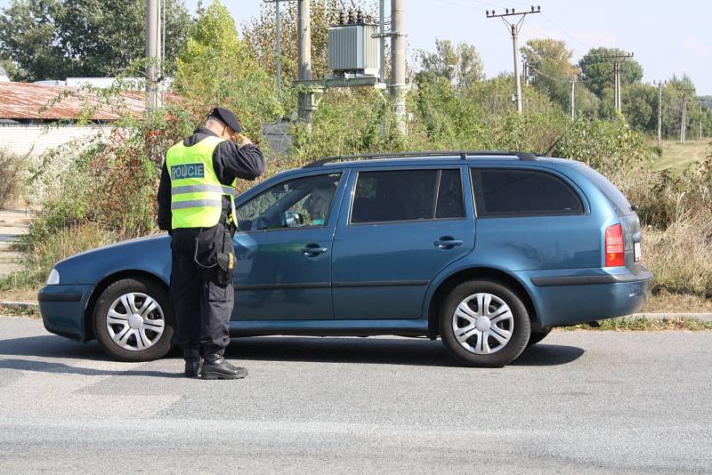 Cvičení policie, armády a celníků zaměřené na případné znovuobnovení hraničních kontrol se zúčastnily stovky členů těchto složek. Hlídaly i silnici mezi Hodonínem a Holíčí.