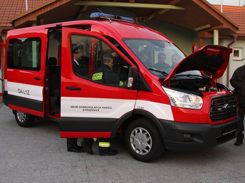 Nový Ford Transit za téměř milion korun zamířil ke strážovickým hasičům. Poslouží nejen při požárech, ale například i při evakuaci.