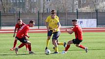 Fotbalisté Hodonína (červeno-černé dresy) ve 21. kole MSFL doma zdolali vedoucí Kroměříž 1:0. Foto: pro Deník/Jaroslav Kolísek