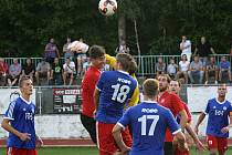 Fotbalisté Hodonína (v červených dresech) prohráli ve 4. kole Fortuna ligy s Valašským Meziříčím 1:4. Hosté páteční předehrávku rozhodli čtyřmi brankami ve druhém poločase.