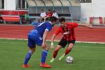 Hodonínští fotbalisté (v červeném) remizovali s Velkým Meziříčím 3:3.