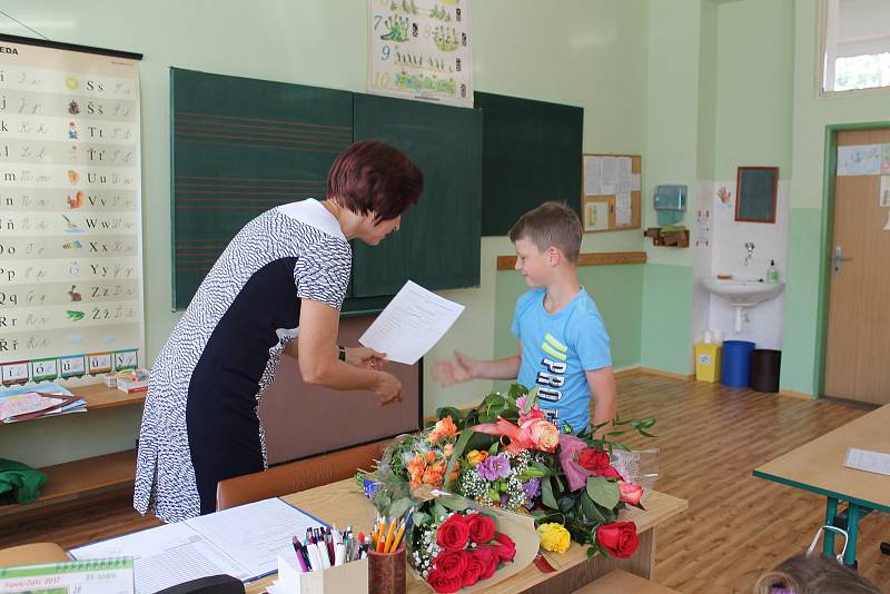 Žáci třídy 1.C hodonínské školy U Červených domků dostali své první vysvědčení. Foto: Denik/Kateřina Helešicová