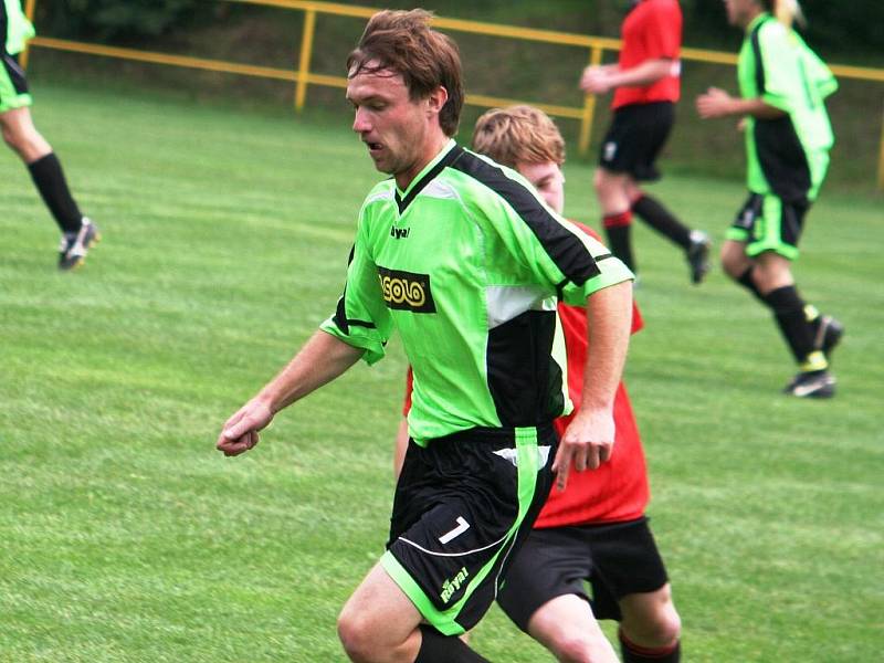 Domácí fotbalisté Starého Poddvorova vyhráli tradiční mezinárodní turnaj. Nováček 1. B třídy v úvodním zápase porazil slovenský Trnovec 2:1, v závěrečném duelu pak přehrál i jihočeské Borovany.