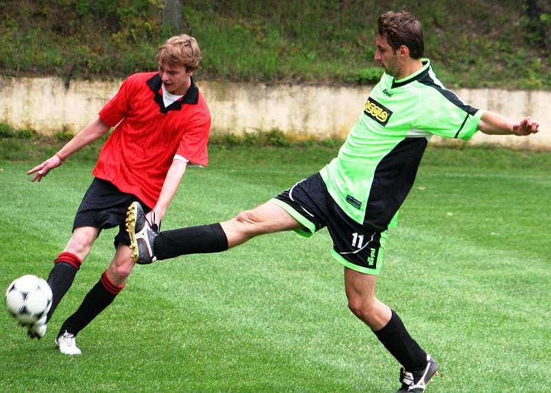 Domácí fotbalisté Starého Poddvorova vyhráli tradiční mezinárodní turnaj. Nováček 1. B třídy v úvodním zápase porazil slovenský Trnovec 2:1, v závěrečném duelu pak přehrál i jihočeské Borovany.