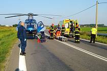 Hasiči, policisté i zdravotníci zasahují u vážné dopravní nehody nákladního a osobního auta na silnici I/55 mezi obcemi Strážnice a Vnorovy na Hodonínsku.