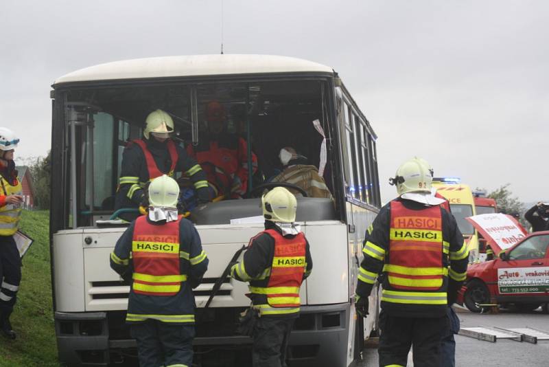 Cvičení hasičských sborů, policie a rychlé záchranné služby ve Strážovicích.