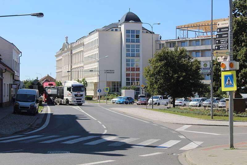 Křižovatka u Černého Orla, kde se na státní silnici I/55 napojuje strážnická ulice Újezd.