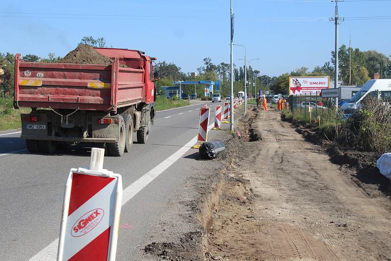 Stavba nového úseku stezky pro cyklisty a pěší u Hodonína směrem na Lužice.