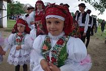 Strážnice o víkendu žila třiasedmdesátým folklorním festivalem. Jak slaví své hody, přijeli do Strážnice předvést krojovaní z Vracova.