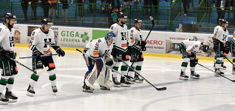 Hodonínští hokejisté (bílé dresy) v 10. kole druhé ligy doma podlehli suverénnímu Znojmu 1:4.
