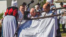 Pořad Já sa budu vydávati, který byl součástí Mezinárodního folklorního festivalu ve Strážnici. Soubory jej sehrály v areálu skanzenu.