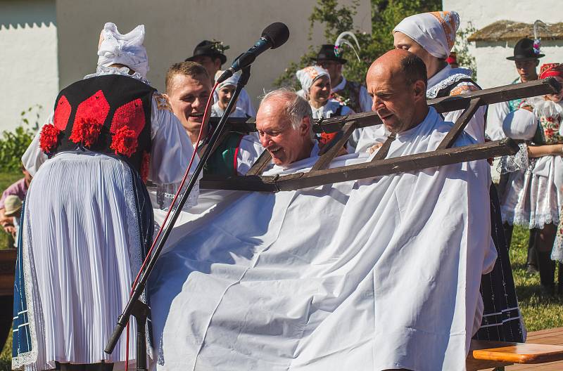 Pořad Já sa budu vydávati, který byl součástí Mezinárodního folklorního festivalu ve Strážnici. Soubory jej sehrály v areálu skanzenu.