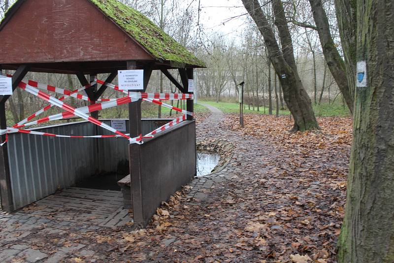 Pramen Kohútek mezi Dolními Bojanovicemi a Mutěnicemi je z bezpečnostních důvodů opáskovaný a voda z něj se nedoporučuje používat, a to do odvolání.