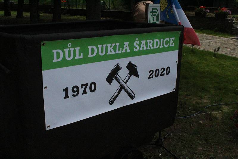 Odhalení památníku u příležitosti padesátého výročí tragédie na dole Dukla u Šardic. Při průvalu povodňových vod do dolu zde 9. června 1970 zahynulo 34 horníků.