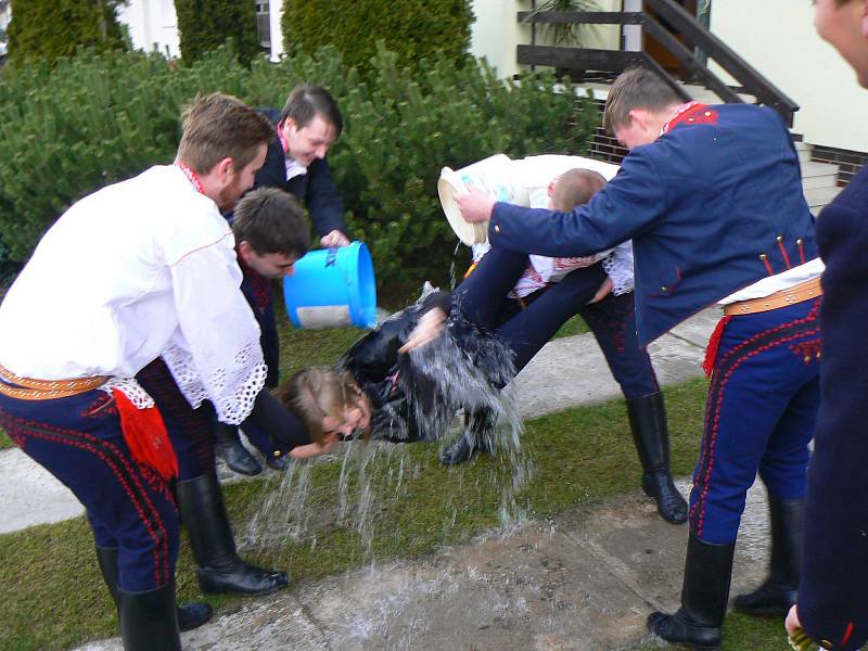 Chlapci ze Slováckého krúžku ve Svatobořicích Mistříně polévají na velikonoční pondělí děvčata vodou.