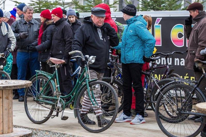 Kolem sto padesáti cyklistů se sešlo v sobotním mrazivém počasí, aby se poprvé projelo na nové cyklostezce z Veselí do Blatnice pod Svatým Antonínkem.