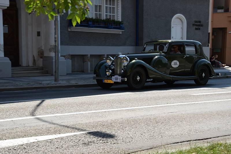 Závod 1000 mil československých odstartoval ve čtvrtek 12.8. v Praze.  Historické automobily projely i Hodonínem.