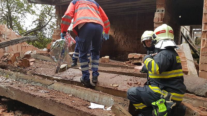 Dva chlapce zavalil desítky let rozestavěný dům, ve kterém si hráli. Na místě zasahovaly tři hasičské jednotky a dvě helikoptéry.