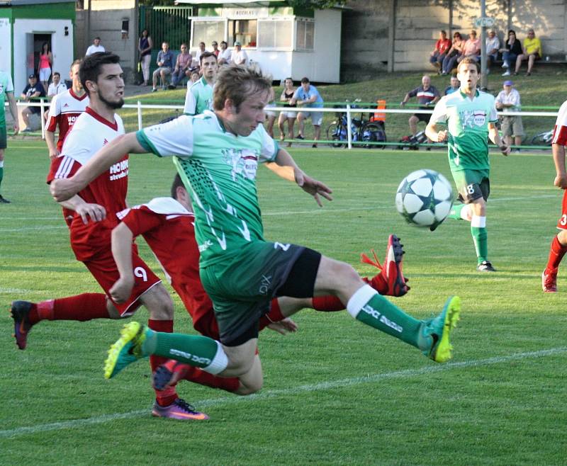 Fotbalisté Bzence (zelené dresy) prohráli v posledním domácím zápase premiérové divizní sezony s Bystřicí nad Pernštejnem 2:4.