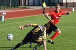 Fotbalisté Hodonína (v červených dresech) v páteční předehrávce 21. kola divize D pouze remizovali s Tasovicemi 1:1. Hostům na stadionu U Červených domků vyšlo střídání.