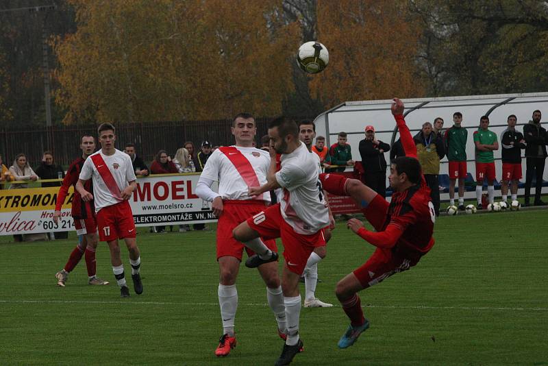 Fotbalisté Hroznové Lhoty (bíločervené dresy) v televizním zápase porazili Vnorovy 5:1. Zápas sledovalo 1500 diváků.